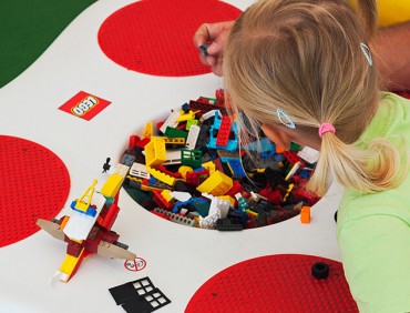 Wesołe dziecko układa klocki w Ogródku budowlanym LEGO Łebskie Klocki