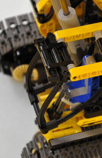 Zbliżenie na pojazd wykonany z klocków LEGO