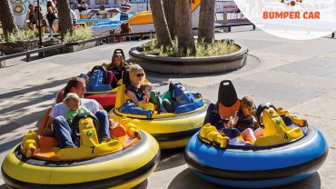 Dorośli i dzieci na atrakcji "bumper cars" w Parku Rozrywki