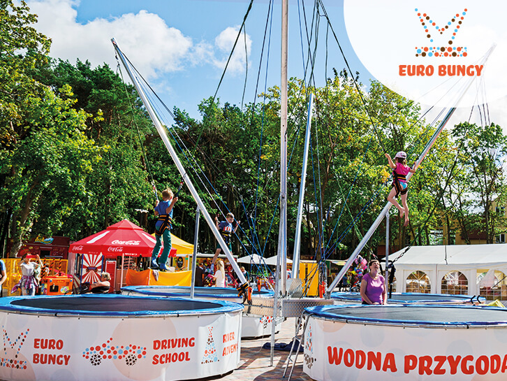 Wesołe dzieci skaczą na Euro Bunge w Discovery Park