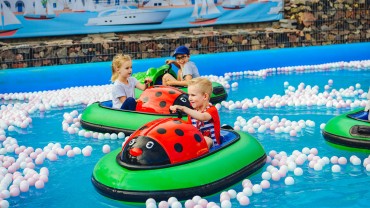 Radosne dzieci na Bumper Boats w Parku Rozrywki