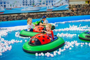 Radosne dzieci na Bumper Boats w Parku Rozrywki