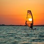Lista szkół windsurfingu w Łebie – gdzie zacząć przygodę na desce?