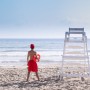 Co oznaczają kolory flag na plaży? Praktyczny poradnik